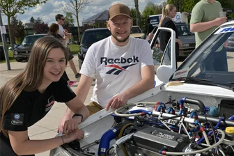 Neues Zwickauer Tuning-Treffen bricht mit der Norm - Nora Neumann, hier mit Thomas Owczarski aus Chemnitz, ist überzeugt: In der Form gab es so ein Event in Deutschland noch gar nicht.
