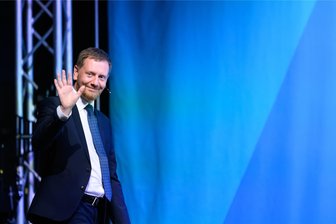 Neueste Umfrage zur Landtagswahl: CDU wieder knapp vorn, SPD und Grüne knapp drin, Linke draußen - Ministerpräsident Michael Kretschmer (CDU) beim Wahlforum von „Freie Presse“, „Sächsischer Zeitung“ und „Leipziger Volkszeitung“. Eine neue Umfrage im Auftrag des „Stern“ sieht die CDU wieder im Aufwind.