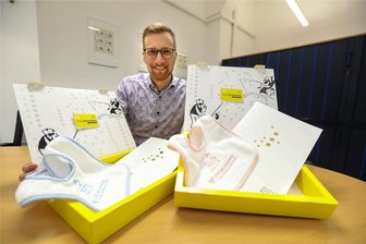 Neugeborene in der Stadt Plauen bekommen ab Januar ein Willkommensgeschenk - Bürgermeister Tobias Kämpf zeigt die neue Babybox, das neue Begrüßungsgeschenk für Neugeborene in der Stadt Plauen.