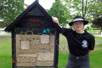 Neugestaltete Orte im Mittweidaer Wohngebiet: Für alle Generationen wird etwas geboten - Maya Molnar ist Schülerin an der Fichte-Oberschule und hat mit Mitschülern ein Insektenhotel für die Blühwiese gestaltet.