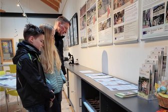 Neugier treibt viele Besucher zum Geoportal Porphyrhaus auf dem Rochlitzer Berg - Familie Krusch auf Entdeckungstour im Geoportal Porphyrhaus auf dem Rochlitzer Berg. 