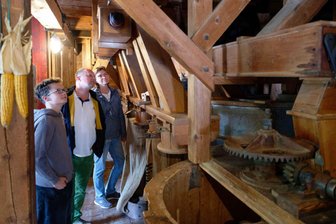 Neugierige staunen in Lang-Mühle in Wiederau - Die alte Technik faszinierte viele Besucher.