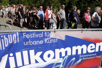 Neugierige strömen zu Ibug-Festival - Das Kunstfestival Ibug findet noch bis zum 1. September im Bahnbetriebswerk statt.