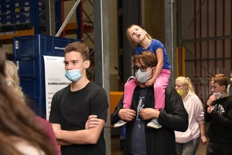 Neugierige Vogtländer stürmen Böllhoff - Beim Tag der offenen Tür des Logistikzentrums der Firma Böllhoff war das Interesse der Vogtländer sehr groß.