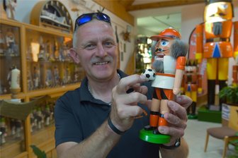Neuhausen: Auch Nussknacker im Fußballfieber - Fußballfans mit Biss: Im Nussknackermuseum Neuhausen zeigt Uwe Löschner ein Musterexemplar. Foto: Christof Heyden