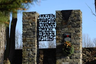 Neuhausen ehrt die Opfer des Nationalsozialismus mit Gedenkveranstaltung - Der Ehrenhain von Dittersbach im Erzgebirge erinnert an den Tod von 1945 kurzzeitig im Ort untergebrachten Häftlingen. Foto: Hertel