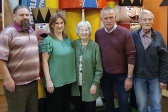 Neuhausen: Eine hundertjährige Amerikanerin mit Knacker-Faible - Mike (v. l.) und Michelle Mc Mullen haben Arlene Wagner zu Uwe und Jürgen Löschner begleitet.