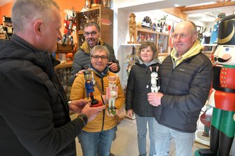 Neuhausen fasziniert mit einzigartigem Nussknacker - Uwe Löschner vom Nussknackermuseum Neuhausen zeigt Gästen aus Lauben im Unterallgäu die Ausstellung.