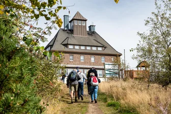 Neuhausen: Frühlingswanderwoche „Rund um den Schwartenberg“ startet - „Rund um den Schwartenberg“ heißt es wieder ab dem 1. Mai.