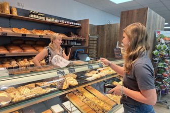 Neuhausen hat wieder einen Bäckerladen - Neue Filiale der Bäckerei Schmieder in Neuhausen: Verkäuferin Nadine Mehner und Antonia Dietel.