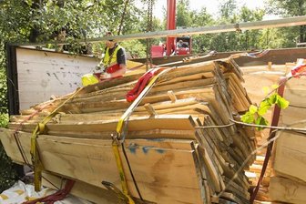 Neuhausen: Holztransport umgekippt - 