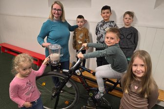 Neuhausen im Erzgebirge: 86-jähriger Tüftler baut Smoothie-Bike für Kinderhaus - Martha, Gitta Barthel, Darin, Ian, Elio, Kuno und Lotta (v.l.) und das Neuhausener Smoothie-Bike.