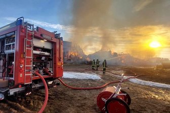 Neuhausen im Erzgebirge: Hoher Sachschaden nach Brand einer Lagerhalle - Am Sonntag kam es zum Brand einer Lagerhalle im Dittersbacher Weg in Neuhausen.