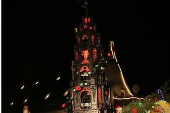Neuhausen: Neue Ortspyramide aus Metall im Gotikstil eingeweiht - Neuhausen: Die neue Ortspyramide aus Metall im Gotikstil wurde eingeweiht.