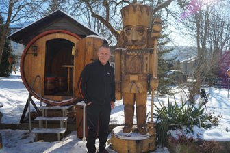 Neuhausen: Nussknacker Nummer 7000 ist ein Weltrekordler - Uwe Löschner mit dem 7000. Exemplar seines Nussknackermuseums in Neuhausen. Der Neuhausener betreibt in der Bahnhofstraße 20 bis 24 auch das Technikmuseum „Alte Stuhlfabrik“ und präsentiert hier auch über 80 Motorräder.