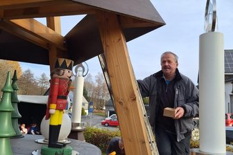 Neuhausen: Pyramide am Wenzelplatz – Sommerfiguren weichen Weihnachtsmotiven - Frank Schneider beim Umbau der Pyramidenfiguren in Neuhausen im Erzgebirge.