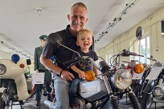 Neuhausen: Stelldichein für Simson-Fans - Museumschef Uwe Löschner mit seinem Sohn Karl, der auch schon ein Simson-Fan ist.