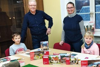 Neuhausen: Warum die Modelleisenbahn auch Kinder begeistert - Freuen sich über die Preise: Jakob und Lena mit Einrichtungsleiterin Gitta Barthel und dem Chef des Modellbahnklubs Andreas Göhlert.