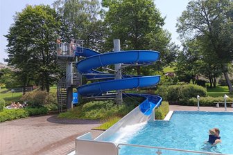 Neuhausen: Was das Freibad zu bieten hat - Im Freibad Neuhausen ist besonders die große Wasserrutsche beliebt.