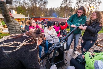 Neuhausener Club belebt alte Gleise bei Hexenfeuer in Oberneuschönberg – mit Videos - Technik, Muskelkraft und viel Gaudi: Die Draisine fuhr zum Hexenfeuer in Oberneuschönberg am Donnerstag. Organisiert hatte das der Bahn- und Modellbahnclub Neuhausen.