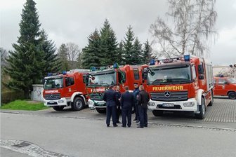 Neuhausener Feuerwehr weiht neues Fahrzeug ein - Die Neuhausener haben per Sammelbeschaffung ein neues Feuerwehrauto erhalten und nun festlich eingeweiht. 