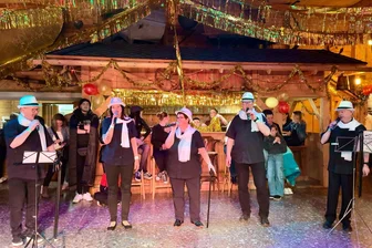 Neuhausener Narren nehmen Broadway auf die Schippe - Die "Neuhausener Nachtgälln" sind vom Neuhausener Carnevals Verein nach 35 Bühnenjahren verabschiedet worden.