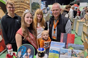 Neuhausener präsentieren Region auf Thüringer Reisemesse - Justin Hänel (v. l.), Nussnackerprinzessin Antonia Dietel, Jenny Löschner, Uwe Löschner und der junge Leon.