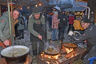 Neuhausener richten einen kleinen, feinen Weihnachtsmarkt aus: Grillduft schwebt über dem Bahnhofsvorplatz - Alle Jahre wieder heizen zum Adventsmarkt Neuhausen Marcel Kempe, links, Matthias Dechant und Johannes Hänig vom Jugendclub die Feuerstellen für deftige Speisen an.