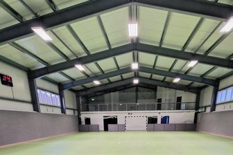 Neuhausener Sportler stemmen Riesenprojekt: Fußball rollt in neuer Trainigshalle - In der neuen Sporthalle des Neuhausener/Cämmerswalder Fußballvereins kann nun der Trainingsbetrieb beginnen. 