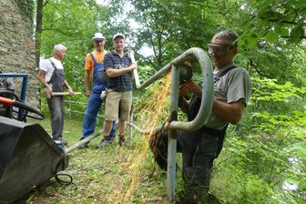 Neuhausener verschönern ihren Schlosspark - Unternehmer Mario Schlegel arbeitete ein Geländer auf. Den Zustand des Parks zu verbessern sei ihm ein Bedürfnis, sagte er.
