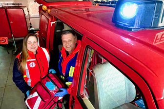 Neuhausens Retter im Einsatz: First Responder verkürzen Wartezeiten - Michelle Richter und André Heinel gehören zu den First Respondern der Freiwilligen Feuerwehr Neuhausen.