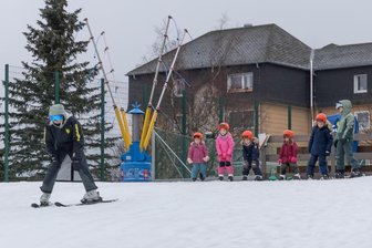Neuheit am Fichtelberg: Heizung liefert Schnee für Skischule im Erzgebirge - Das Elldus-Resort in Oberwiesenthal will künftig den Hang der hoteleigenen Bambini-Skischule vom ersten Advent bis Ostern durchgängig mit Maschinenschnee präparieren.