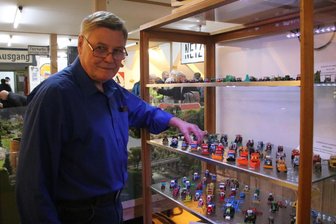 Neuheit: Das zeigten die Netzschkauer Modelleisenbahner noch nie - Günter Wengorz kümmert sich um die Vitrine mit der Landwirtschafts-Sonderschau.