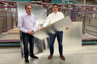 Neuheit für energetische Sanierung von Häusern verbindet Erzgebirge und Frankenberg - SWAP-Geschäftsführer Dr. Udo Gassner (r.) und Prokurist Uwe Müller zeigen die mit Aluminium beschichteten Platten aus eigener Produktion.