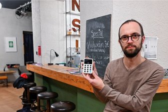 Neuheit im Chemnitzer Nachtleben: Ein Club verbannt das Bargeld - Robert Verch vom Betreiberverein Klub Solitär an der Bar im Lokomov. Wer dort ein Bier oder Glühwein kaufen möchte, muss ab Mittwoch mit Karte bezahlen. 