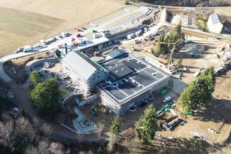 Neuheit im Erzgebirge: „Glück Auf“-Erlebnispark nimmt allmählich Gestalt an - So sieht die Baustelle des neuen Erlebnisparks in Markersbach derzeit aus der Vogelperspektive aus.