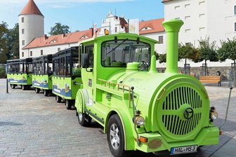 Neuheit in Freiberg: Silberstadtbahn für Kinder - Die Silberstadtbahn in Freiberg - hier mit Bahnchauffeur David Matzig bei ihrer allerersten Fahrt im September 2020 - soll künftig für Kinder eine Extrarunde drehen. Start ist dann ebenfalls am Schlossplatz, die Runde für die Jüngsten dauert etwa eine Stunde. 
