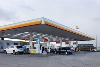 Neuigkeiten zum Einbruch in Shell-Tankstelle in Meerane: Videos zeigen vier Täter mit Mercedes und BMW - Die Shell-Tankstelle in Meerane war in der Nacht von Mittwoch auf Donnerstag das Ziel von Einbrechern.