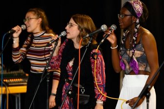 Neuinszenierung des Musicals "The Love Experience" in Hohenstein-Ernstthal - Beyonce Tangi, Annabel Winkler und Sina Albani (von rechts) agieren als Sängerinnen und Schauspielerinnen.