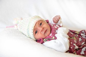 Neujahrs-Babys: Sie sind die ersten Erzgebirgs-Kinder des Jahres - Obwohl nur wenige Stunden alt, schaut die kleine Raja schon neugierig in die Welt. Im Auer Kreißsaal ist sie das erste Mädchen im Geburtenbuch 2024.