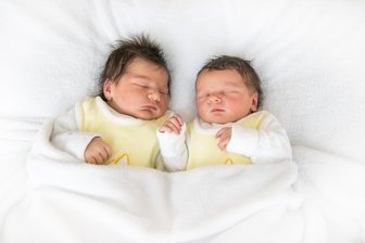 Neujahrsbaby in Aue sollte eigentlich an Weihnachten zur Welt kommen: Freude über kleine Luna Maria - Frieda Maria (r.) und Luna Maria (l.) heißen die Neujahrsbabys am Helios-Klinikum in Aue.