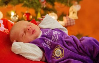 Neujahrsbaby kommt schon an Weihnachten zur Welt - Weihnachtsbaby Leon wurde für das Foto in den Farben des FC Erzgebirge Aue unterm Tannenbaum in Szene gesetzt.
