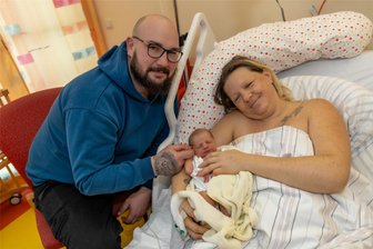 Neujahrsbabys aus Rodewisch: Trio startet am ersten Tag 2024 durch - Dennis Salomon und Christin Weyh sind so glücklich über Sohn Karl Heinz.