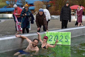 Neujahrsbaden in Oederan: Der Schweiß fließt, um zu frieren - In Oederan wurde zum Neujahrsbad geladen. Aus Chemnitz erstmals dabei: Susan und René.