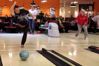 Neujahrsbowling von „Freie Presse“ im Erzgebirge lockt Laien und Profis auf die Bahn – Siegerin zeigt sich überrascht - Laien und Profis wie Bundesligaspieler Jens Arnold aus Gornsdorf gingen am Sonntag beim 24. Neujahrsbowling von „Freie Presse“ in Schwarzenberg-Neuwelt auf die Bahn.
