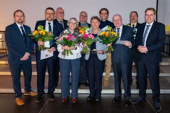 Neujahrsempfang: Diese Mittweidaer erhalten eine besondere Ehre - einer ist völlig überrascht - Zum Neujahrsempfang wurden Ehrennadeln in Silber und Gold vergeben, darunter an Detlev Müller (2.v.l.).
