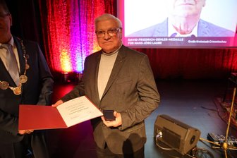 Neujahrsempfang in Crimmitschau: Ehren im Theater und Eröffnen in der Innenstadt - Erhielt die David-Friedrich-Oehler-Medaille: 25 Jahre arbeitete Hans-Jörg Laube im Crimmitschauer Stadtrat mit. Besonders wurde seine Fähigkeit geschätzt, auch schwierige Themen sachlich zu diskutieren.