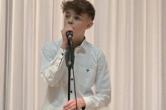 Neujahrsempfang in Fraureuth: Mehr als 300 Einwohner lauschen den Songs von Franz - Franz Uhlig sorgte während des Neujahrsempfangs in Fraureuth für die musikalische Unterhaltung.