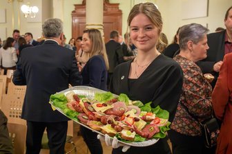 Neujahrsempfang in Hainichen: Das sind die schönsten Bilder aus dem „Goldenen Löwen“ - Das „Flying Buffet“ hat sich bewährt: Mitarbeiter der Stadtverwaltung boten wieder Häppchen und Schnittchen vom Tablett. Seit Donnerstag arbeiteten die Mitarbeiter der Stadtverwaltung und Schüler der Friedrich-Gottlob-Keller-Oberschule am Empfang und der Essensversorgung.