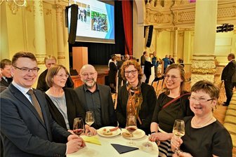 Neujahrsempfang in Hainichen: Wenn der Festsaal seinem Namen alle Ehre macht - In Hainichen hat am Freitagabend erstmals ein Neujahrsempfang im Festsaal "Goldener Löwe" stattgefunden. Hier kamen auch Pfarrerfamilie Scherzer und die Apothekerfamilie Jahns ins Gespräch.
